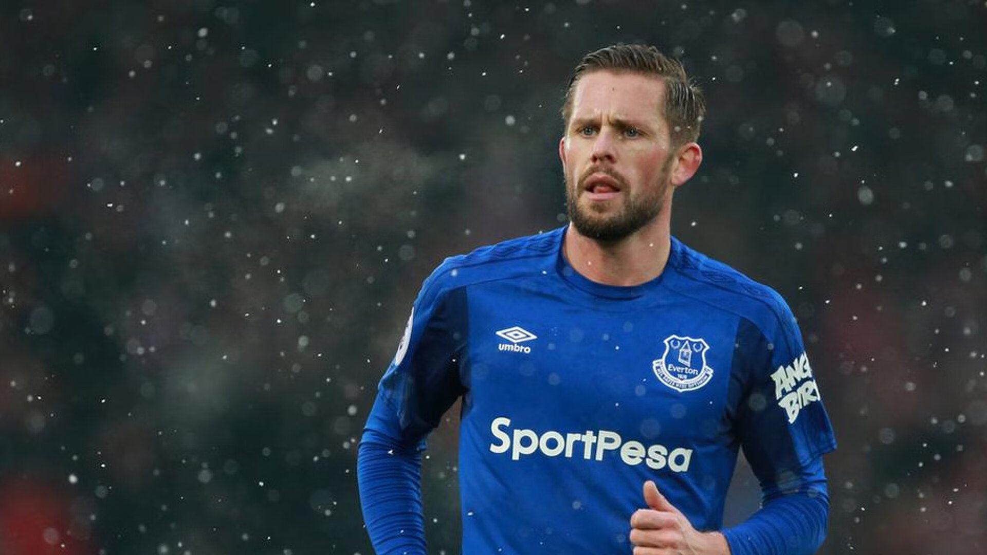 爱游戏官方-比赛当天的秘密准备：车队的幕后花絮，比赛的那天